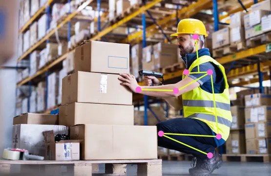 Sollevamento carico in magazzino con analisi postura